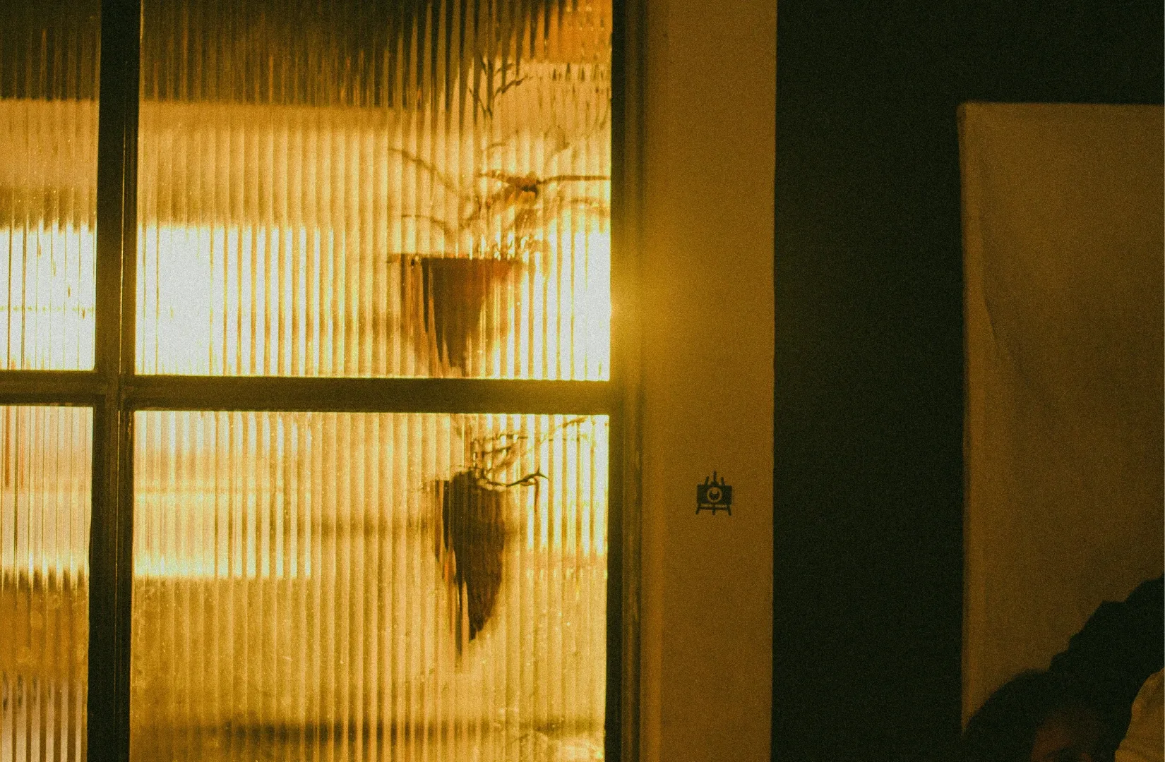 Dekorfilm med geometriskt mönster på glas i en modern miljö