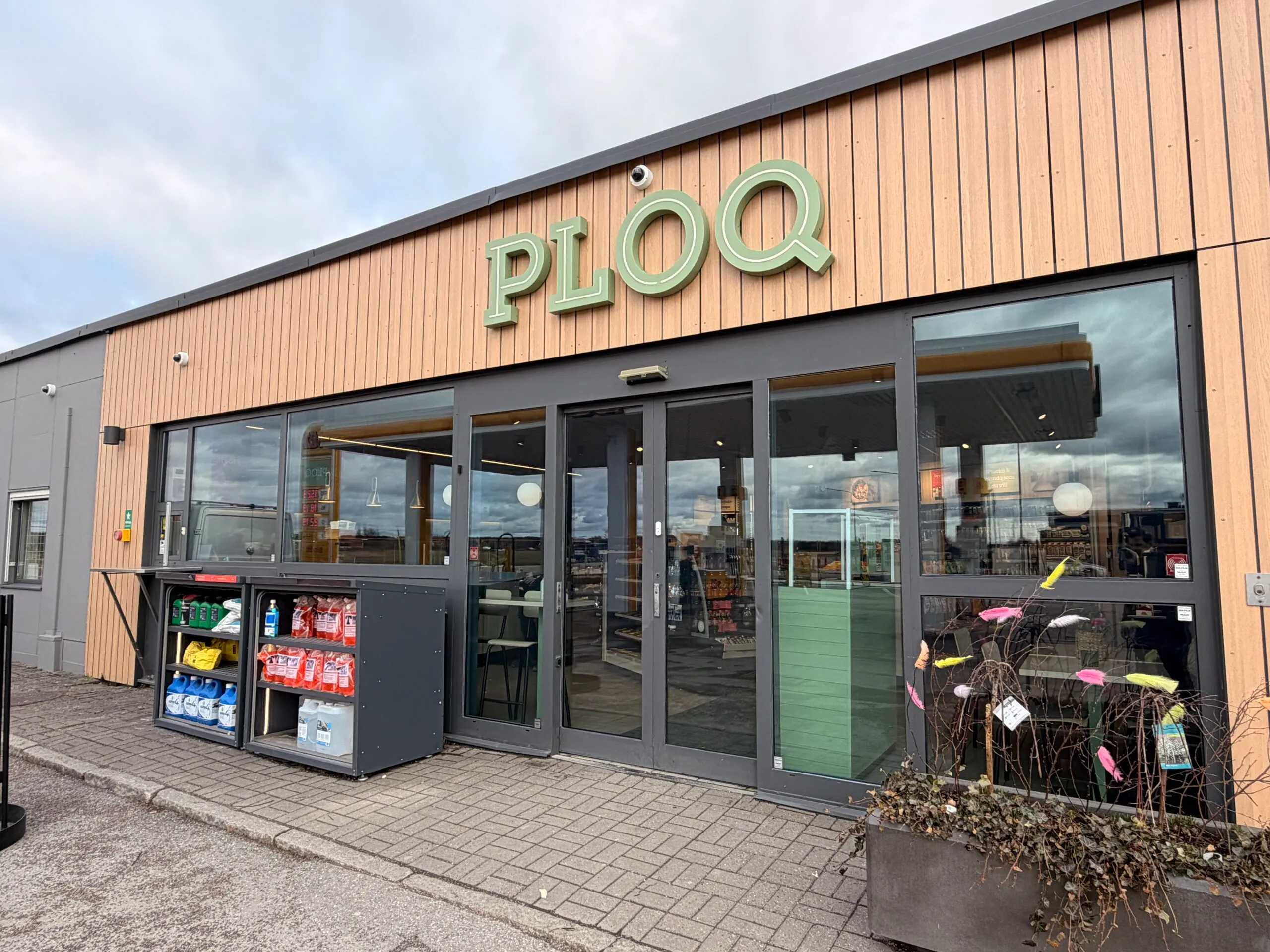 Ljusinsläpp genom butikens fönster