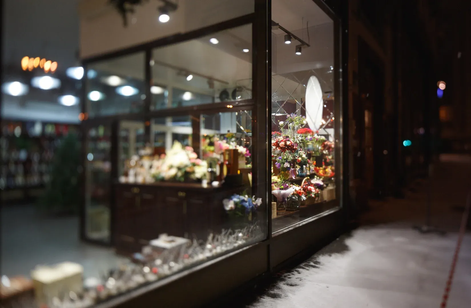 Butik med glaspartier och skyltfönster där säkerhetsfilm kan bidra till ökat skydd