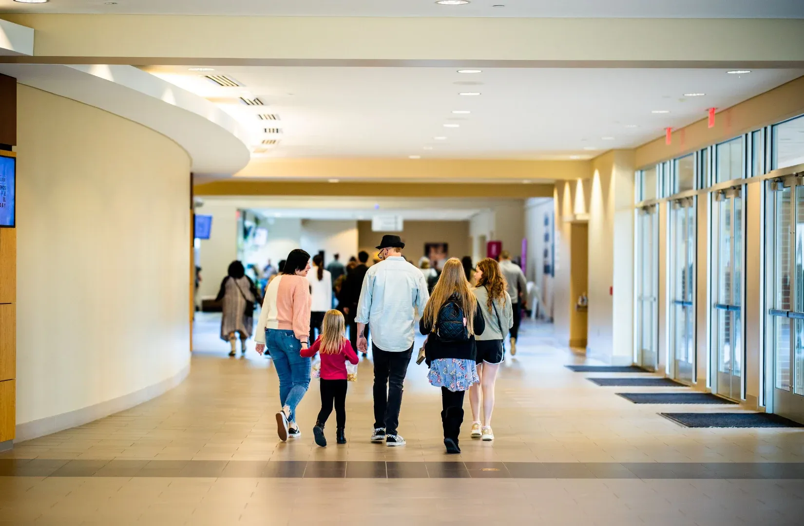 Glaspartier i en skola där säkerhetsfilm kan minska risken för glassplitter